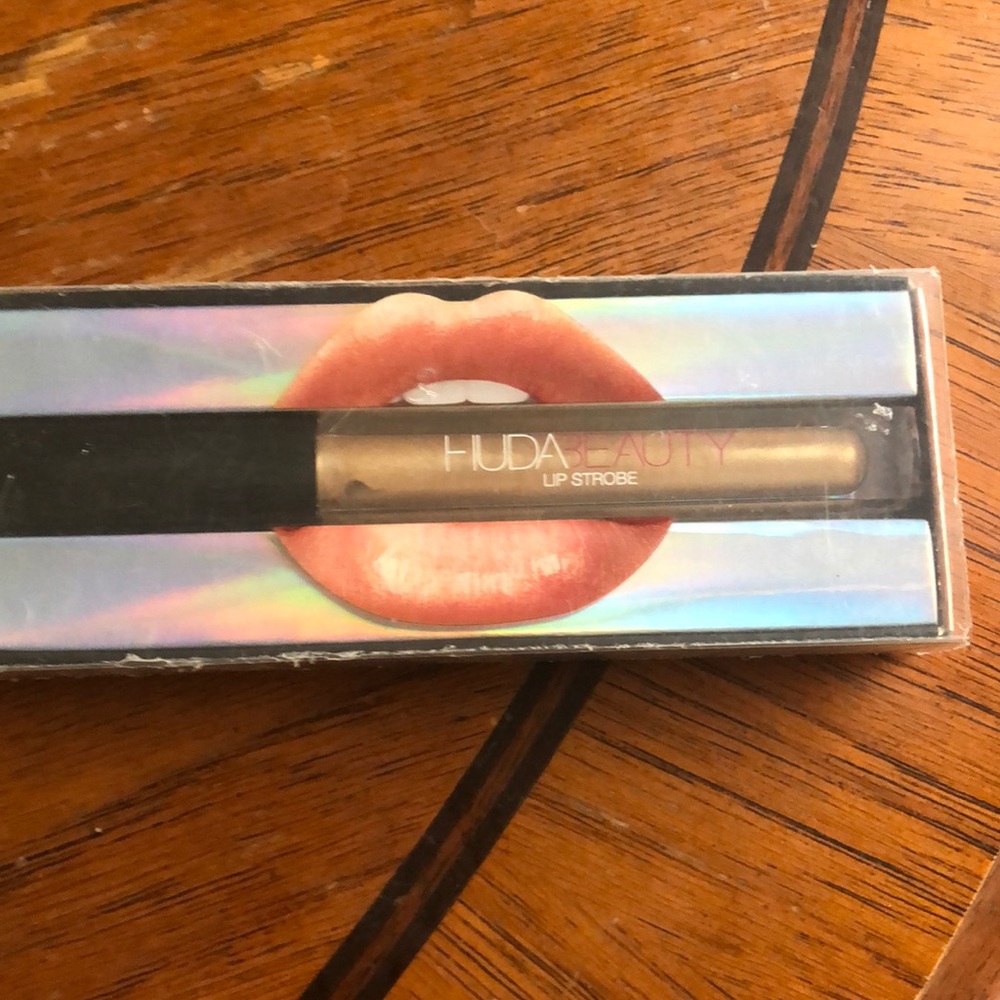 Huda Beauty Lip Strobe in color Ritzy